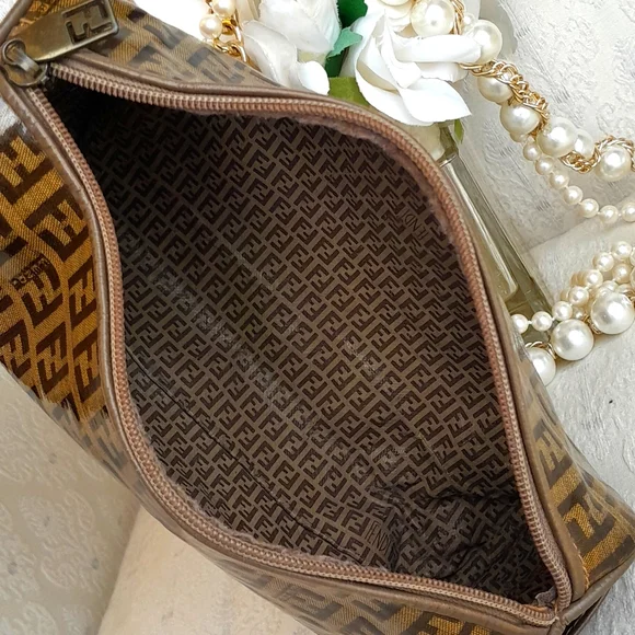 Fendi Cosmetic Vintage Medium Beauty Pouch! - Picture 7 of 9